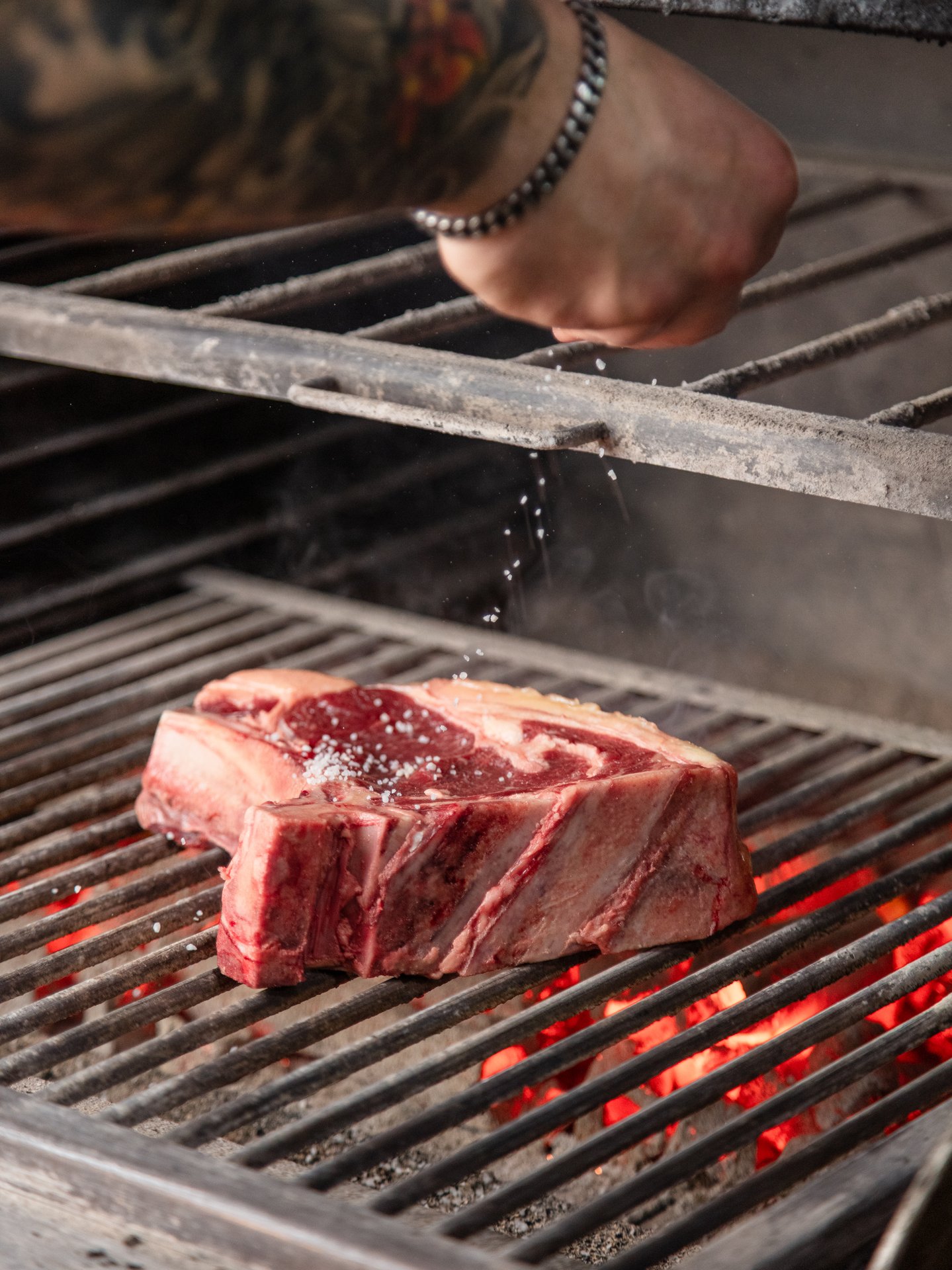 O que é Carne Maturada — Dry Aged, Wet Aged e Por que Faz Toda a Diferença